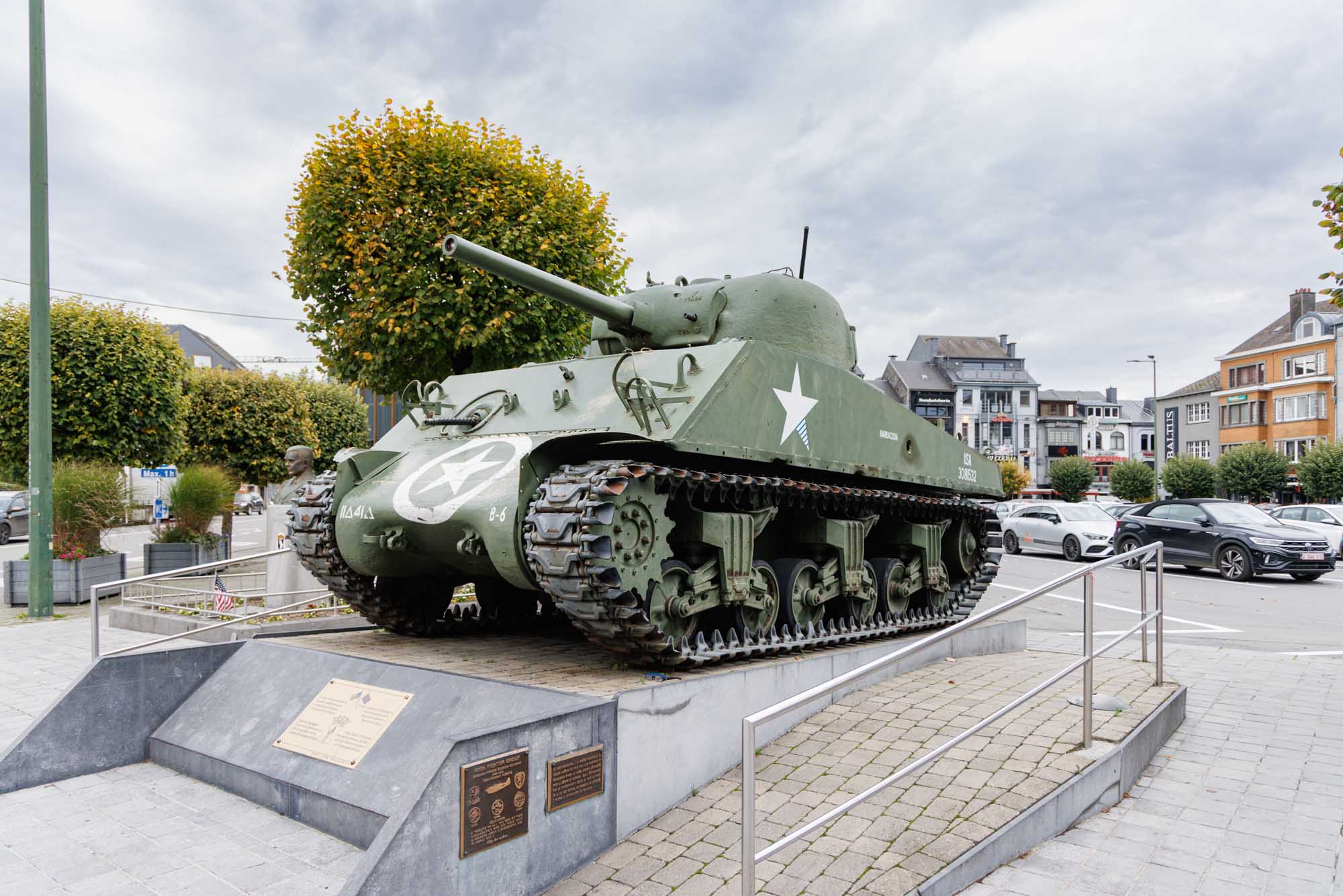 Char Sherman américain M4A3 Barracuda aux abords de la place Mc Auliffe à Bastogne