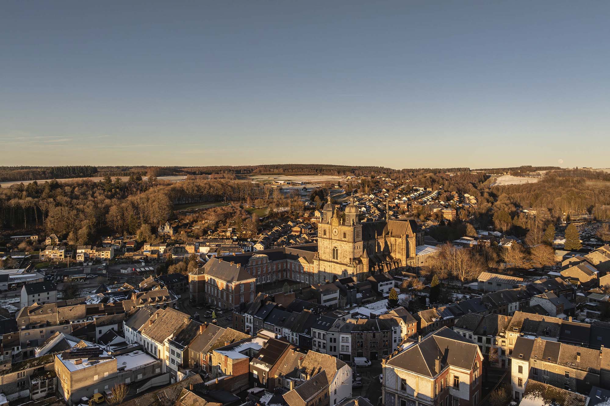 Vue aérienne de la basilique de Saint-Hubert