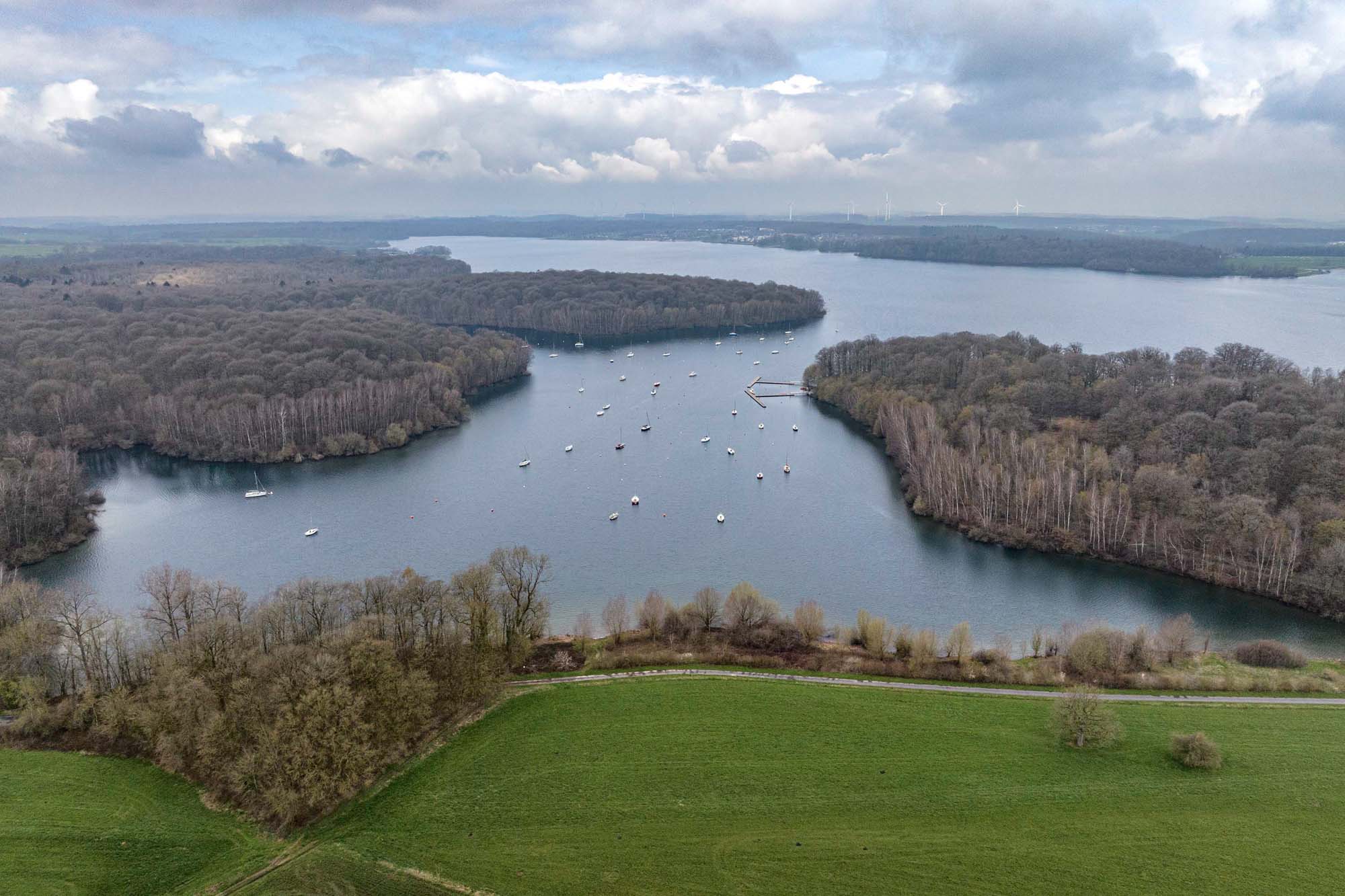 Vue aérienne du Lac de la Plate-Taille depuis Cerfontaine
