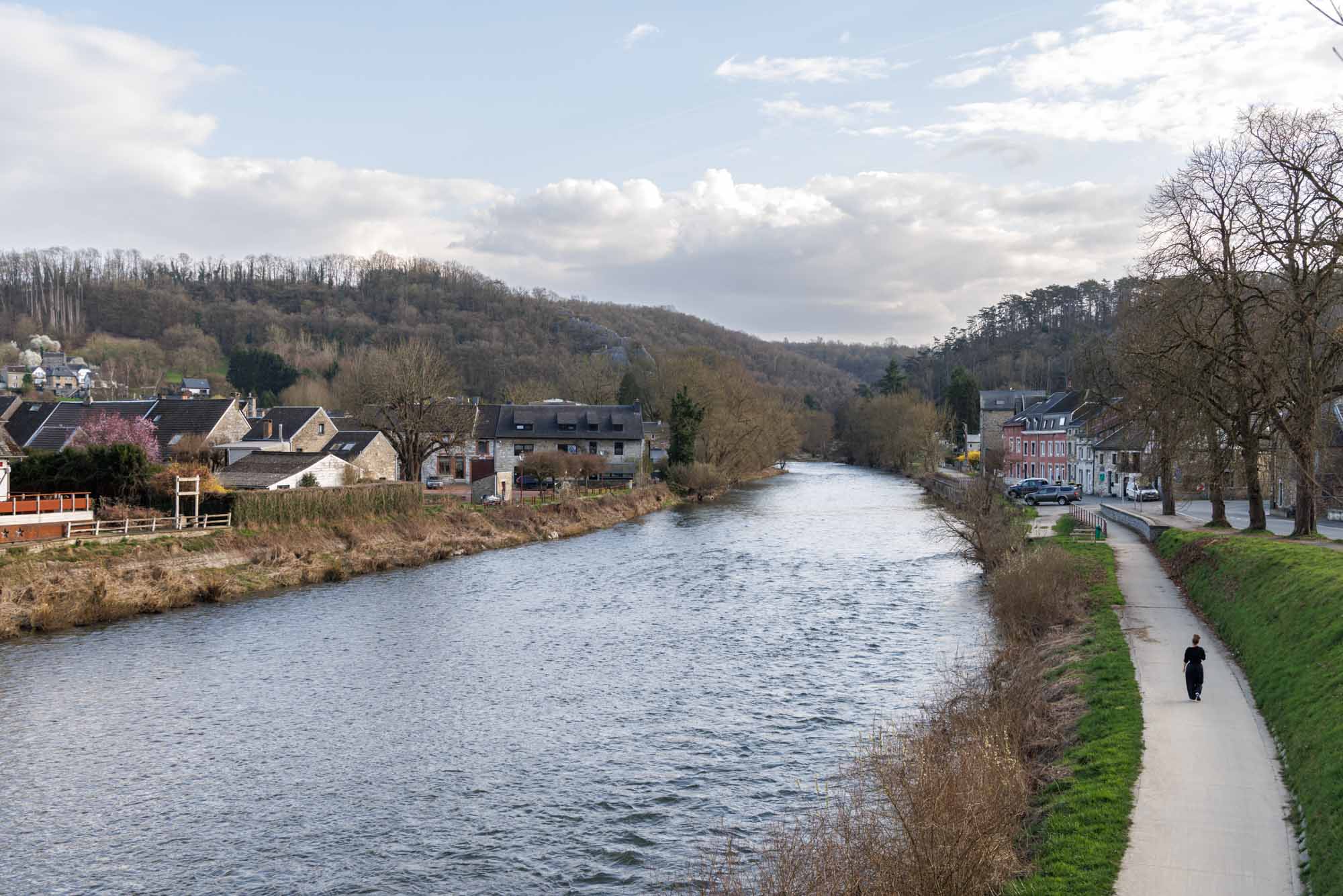 Comblain-la-Tour avec l’Ourthe, maisons du village et chemin de halage en bord de rivière