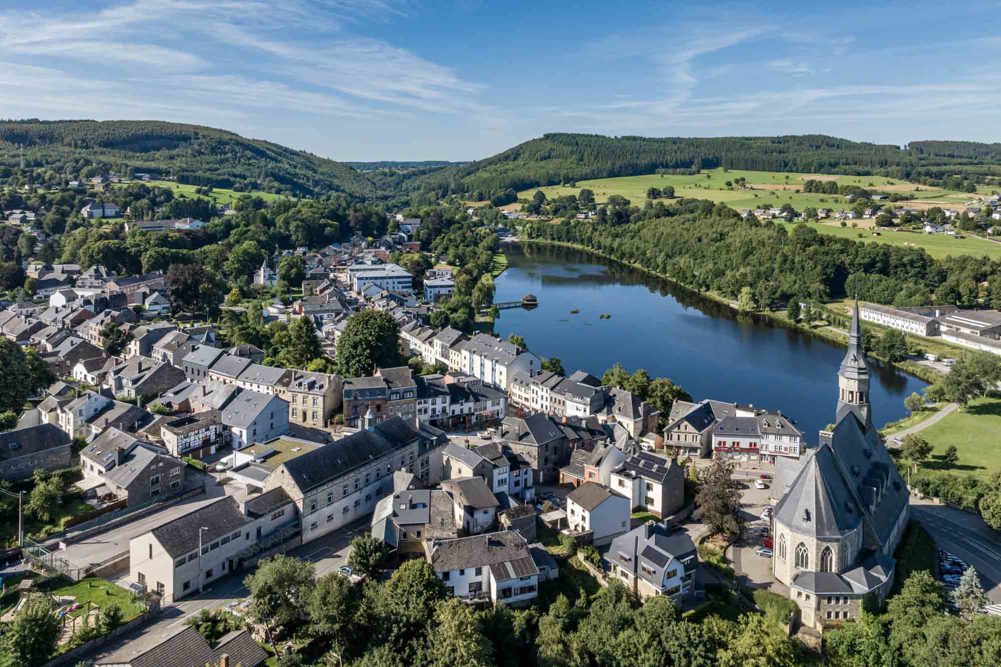 Vue aérienne sur Vielsalm et le lac des Doyards 