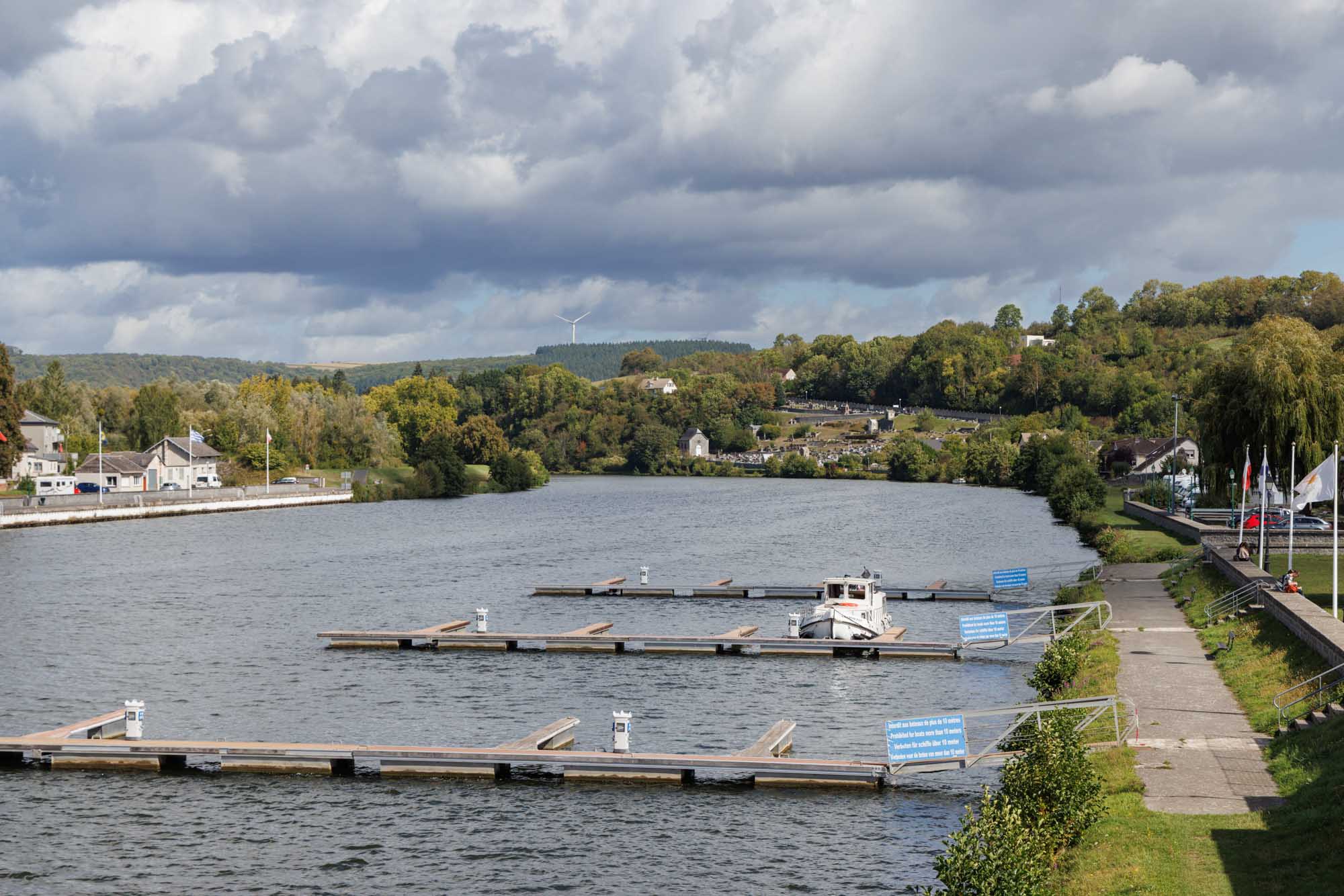 Givet avec pontons du port sur la Meuse et rives verdoyantes