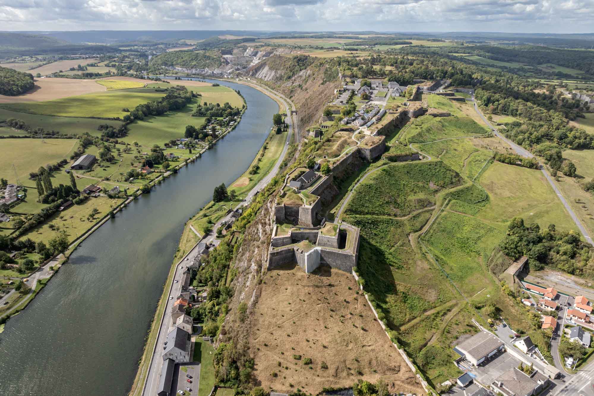Citadel van Givet boven de Maas en omliggende heuvels vanuit de lucht