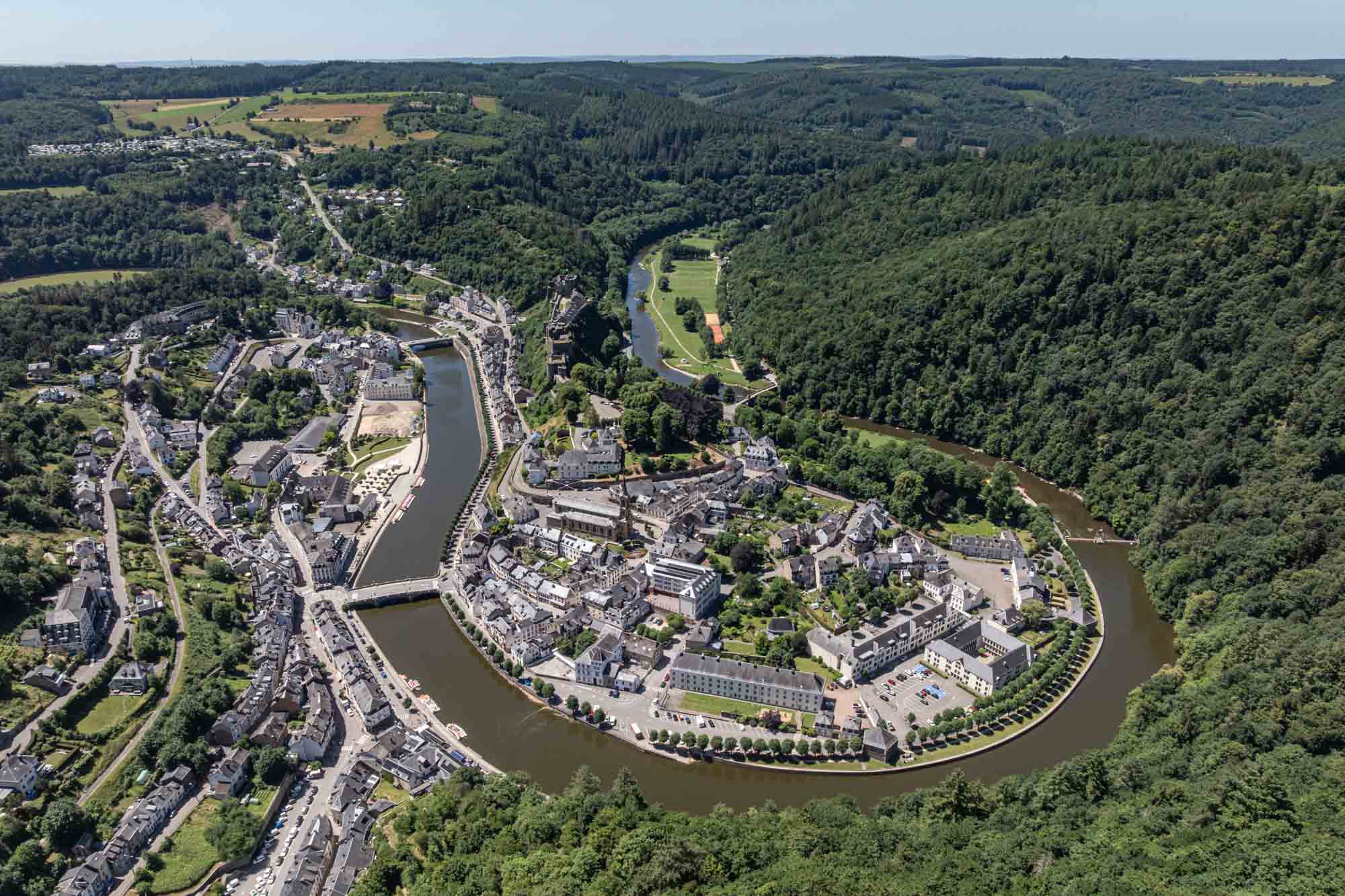 Bouillon vue du ciel avec la boucle de la Semois dans un paysage forestier estival de l’Ardenne