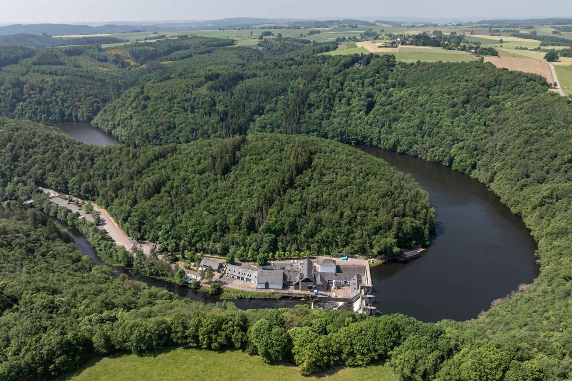 Luchtzicht op de stuwdam van Nisramont, vlak bij Houffalize