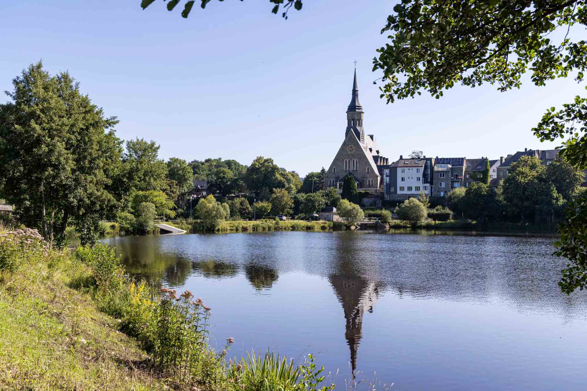 Vue sur l'église Saint-Gengoux de Vielsalm depuis le lac des Doyards