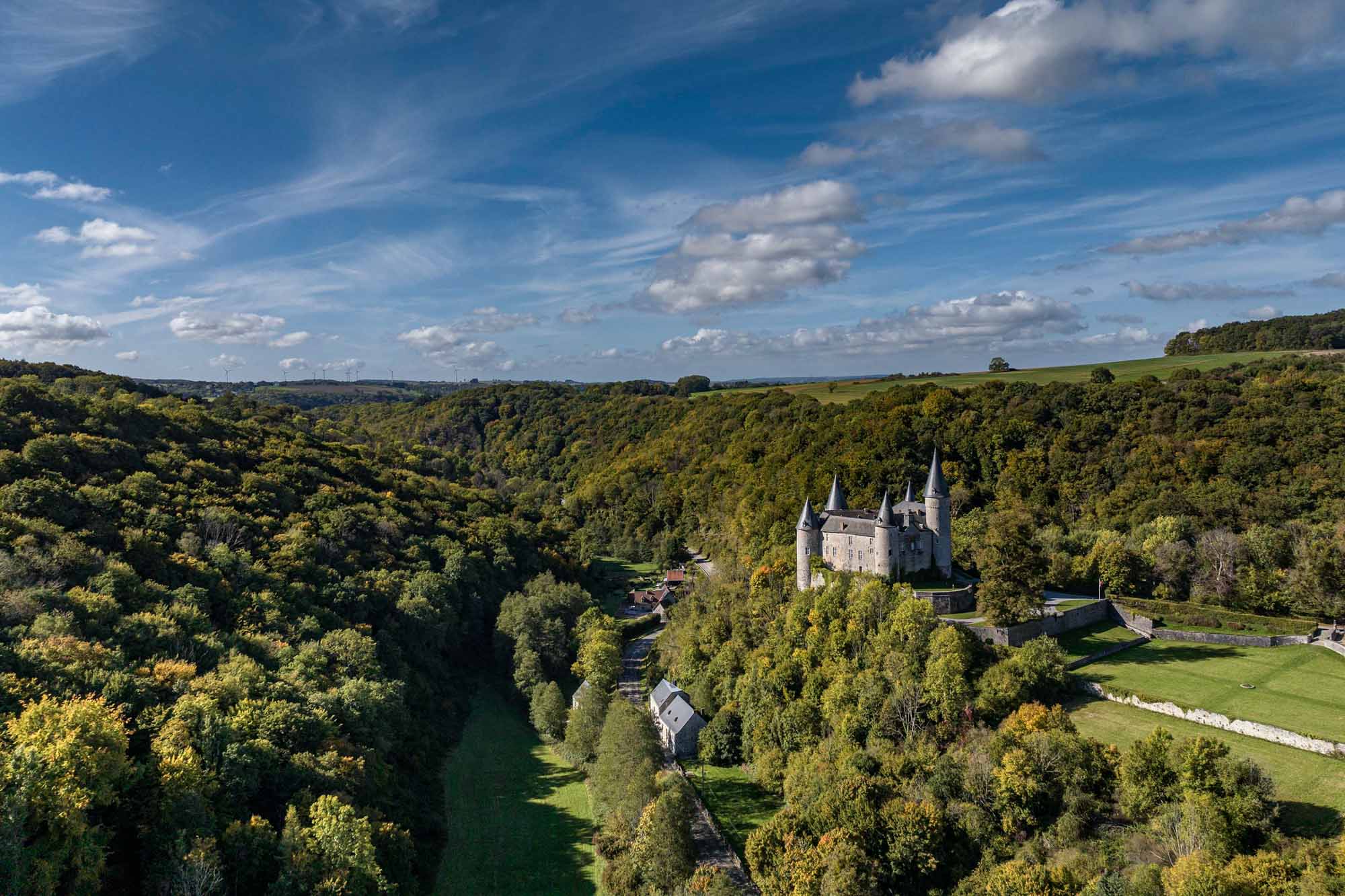 Vue aérienne du Château de Vêves en automne