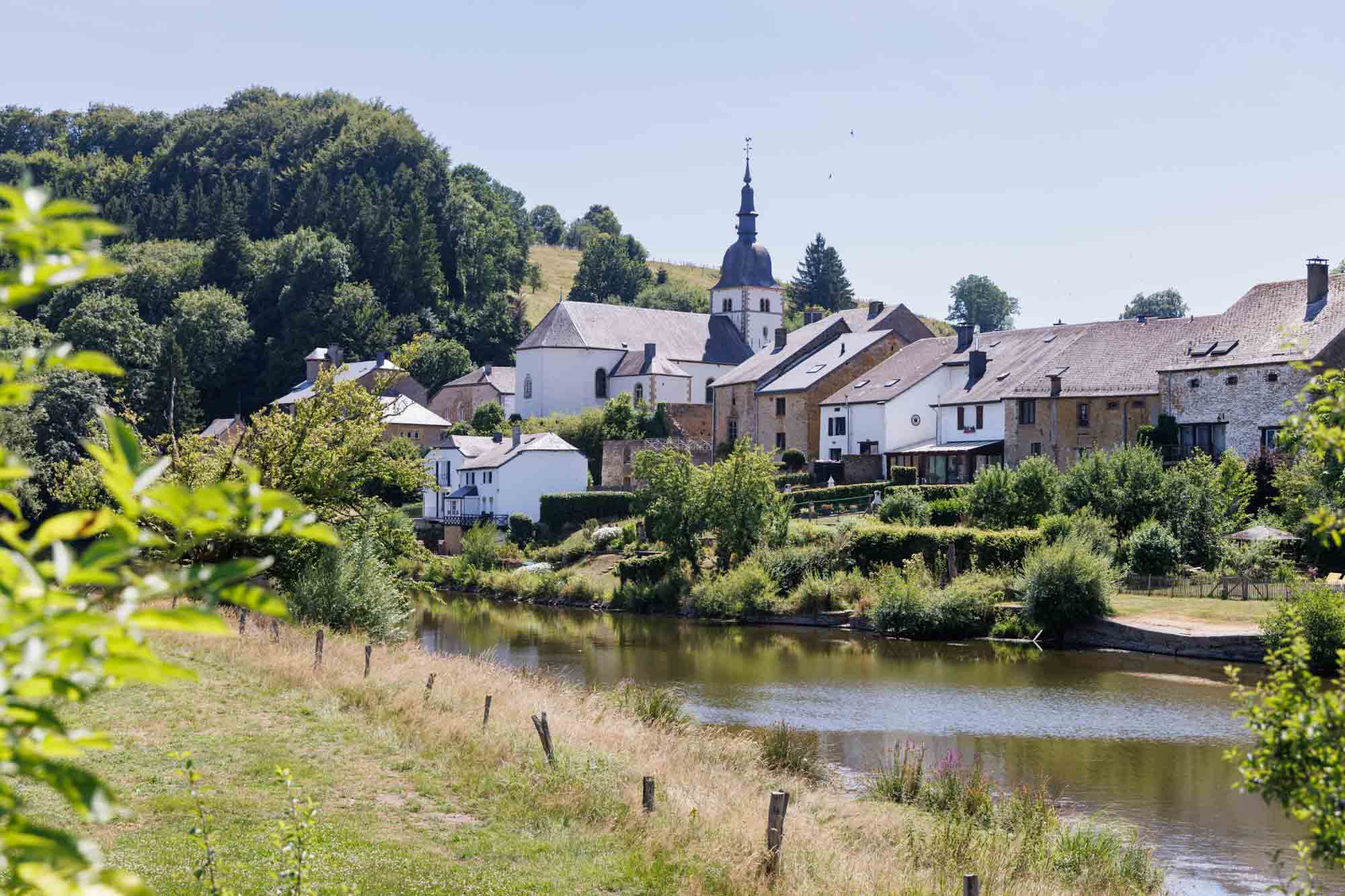 Le village de Chassepierre au bord de la Semois