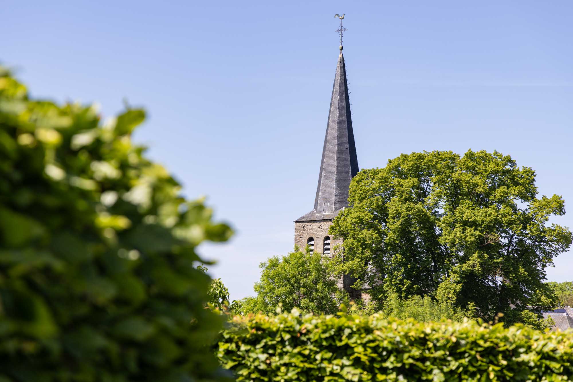 Le clocher de l'église Sainte-Walburge de Wéris au printemps