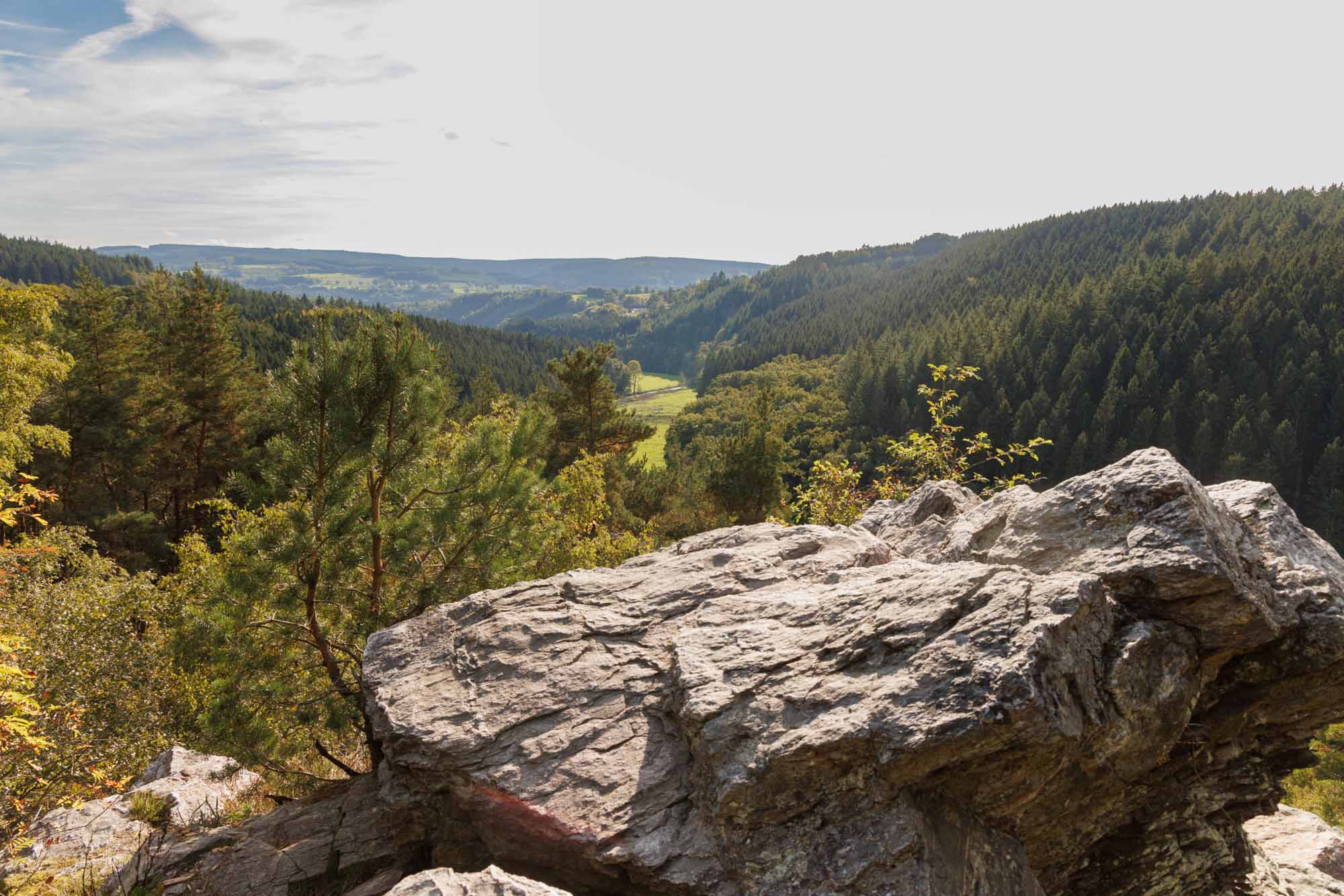 Rocher de Falize met zicht op vallei en beboste Ardense hellingen
