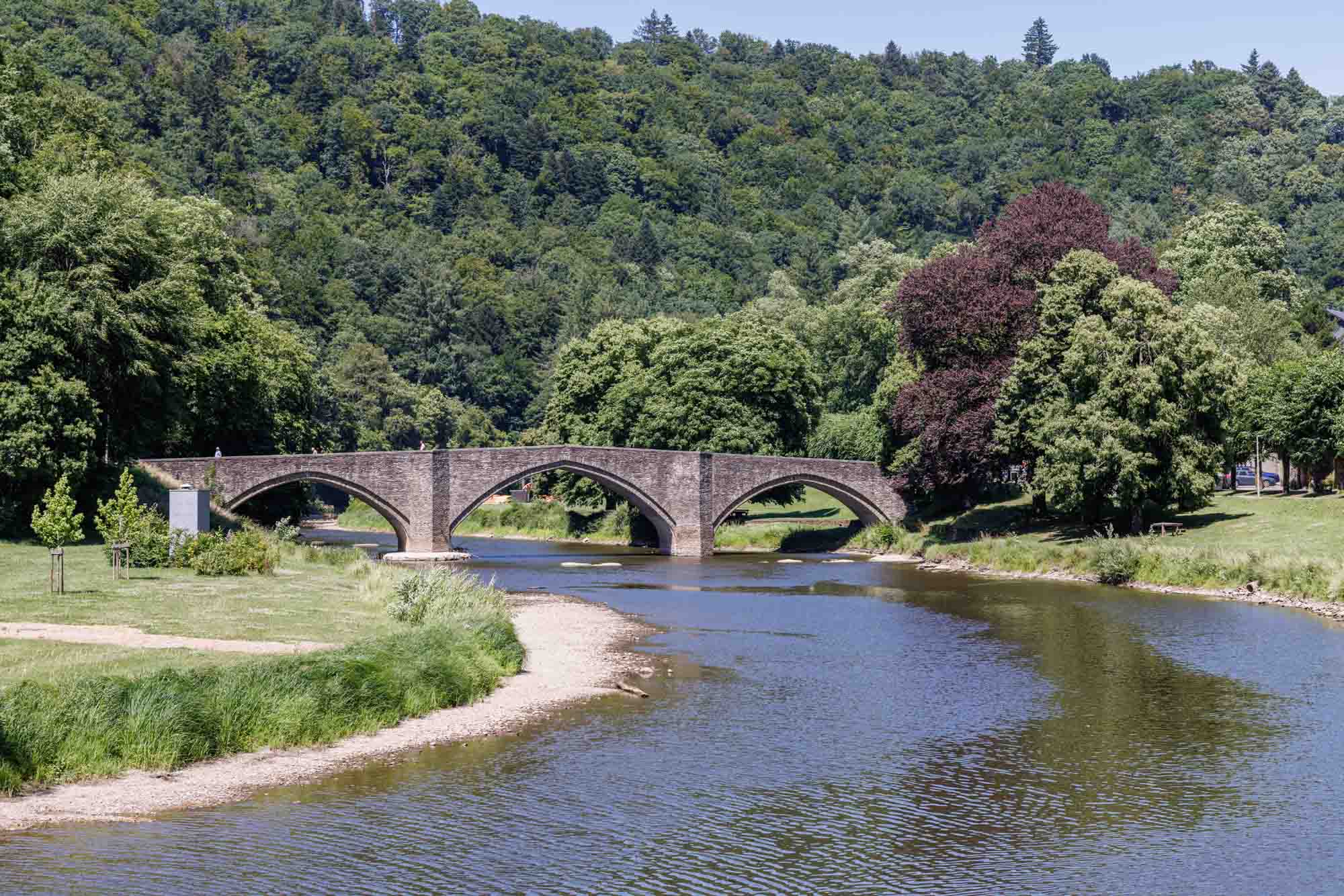 Pont de Cordemois over de Semois tussen bomen en graslanden in de zomer
